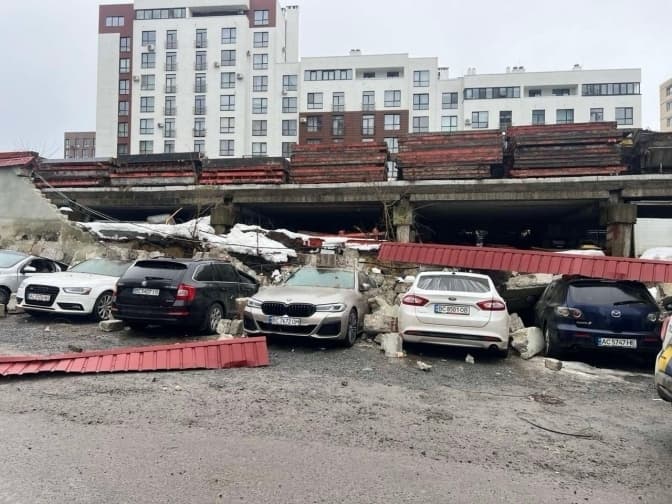 У Львові обвалилася стіна на паркінг: власникам авто доведеться самостійно шукати відшкодування