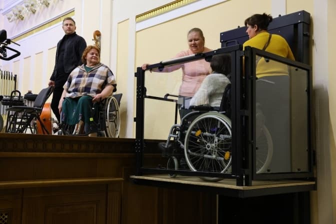 У Львові запрацював перший в Україні підйомник на сцену філармонії