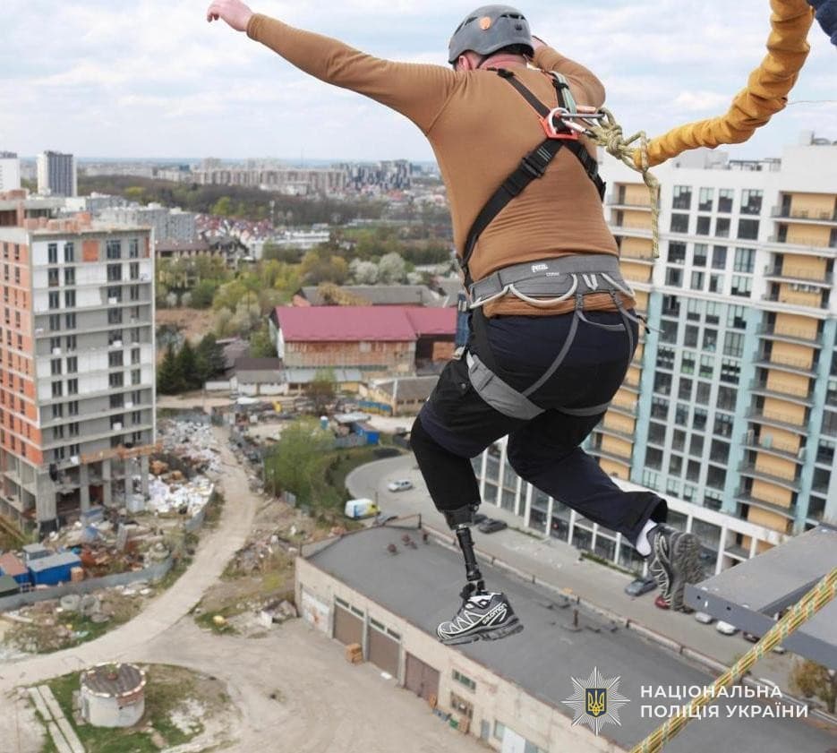 Стрибали з висоти 45 метрів: у Львові для поранених правоохоронців влаштували екстрим-реабілітацію