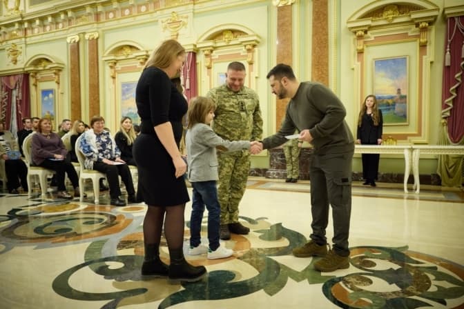 Президент вручив сертифікати на квартири Героям України та їхнім родинам