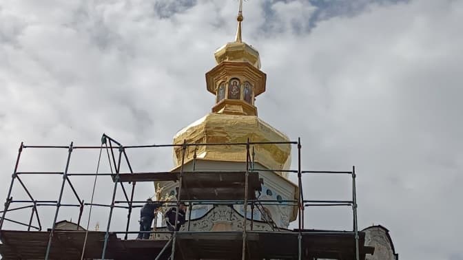 У Києво-Печерській лаврі на верхівку Троїцької надбрамної церкви повернули 200-річний хрест