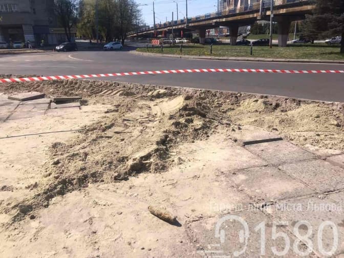 У Львові під час ремонту тротуарів виявили снаряд часів Другої світової війни