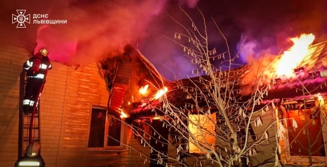 На Львівщині чоловік обпік обличчя та руки у пожежі житлового будинку