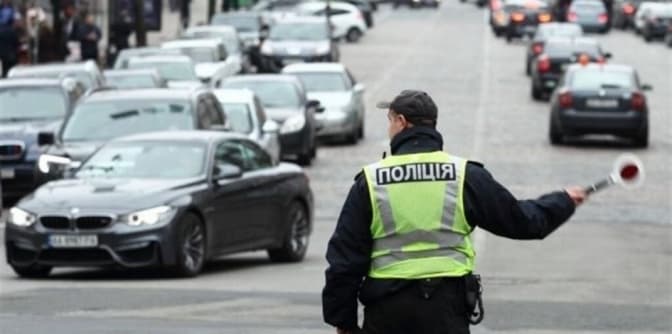 Що означають жести регулювальника на перехресті. Пояснення