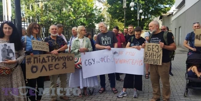 Фото з-під зали львівського суду, на якому львів'яни прийшли на підтримку Олеся Дзиндри / Твоє Місто