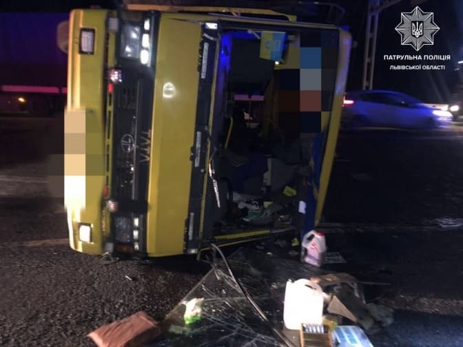 У масштабній аварії біля Львова зіткнулися маршрутка та фура. Відомо про 20 потерпілих