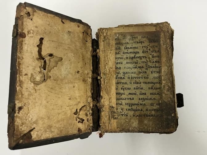 У пункті пропуску на Львівщині затримали жінку, що хотіла вивезти стародруки