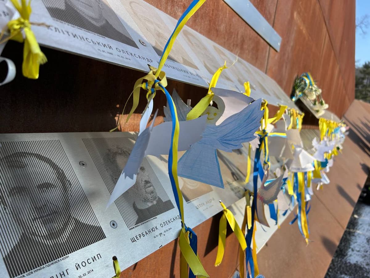 У центрі Львова провели акцію «Ангели пам’яті» на честь Героїв Небесної Сотні