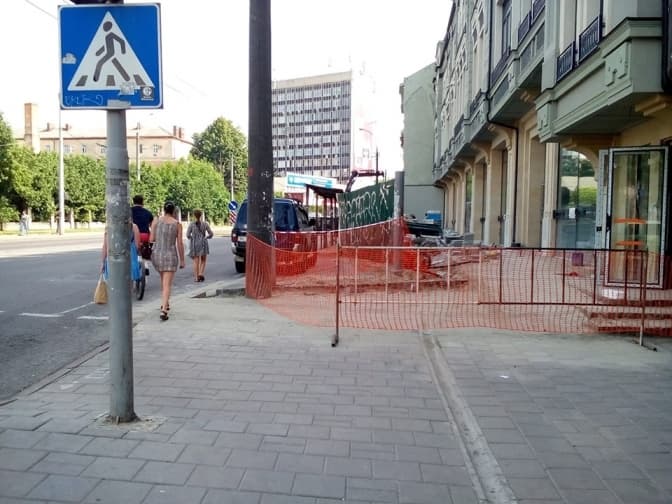 На місці зупинки на Чорновола облаштовують парковку для офісу