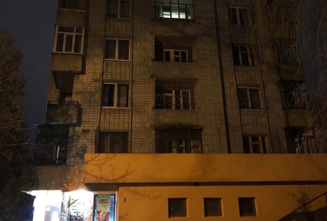 Унаслідок падіння з четвертого поверху будинку у лікарні Львова помер 20-річний хлопець