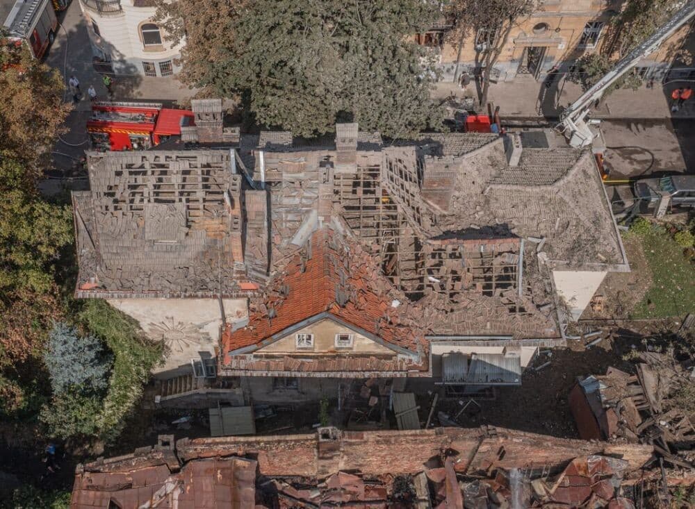 З висоти пташиного польоту зображено будинок на вул. Мельника, 7 з червоним дахом, що зазнав масштабних руйнувань / фото: ЛМР