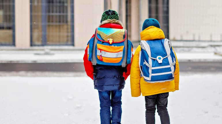 «Школи можуть перейти на дистанційне навчання, або їм продовжать канікули», — Свириденко