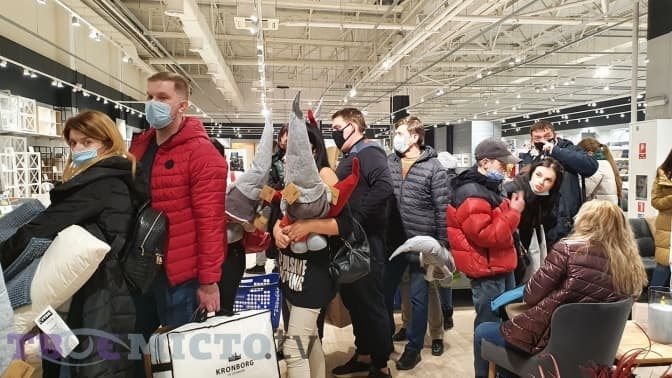 У Львові в день «чорної п’ятниці» утворилися черги на в’їздах та у магазинах ТРЦ