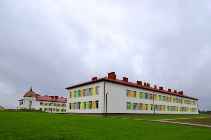 Біля Львова завершили будівництво школи, яку почали зводити майже 10 років тому