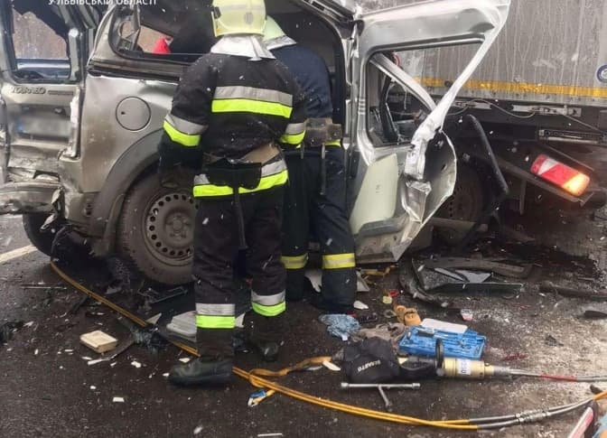 Поблизу Львова сталася потрійна ДТП. Є постраждалі