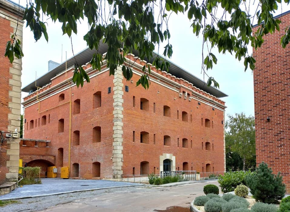 14. Відреставрована західна башта біля корпусу казарм. Фотографія авторів станом на 2024 р.