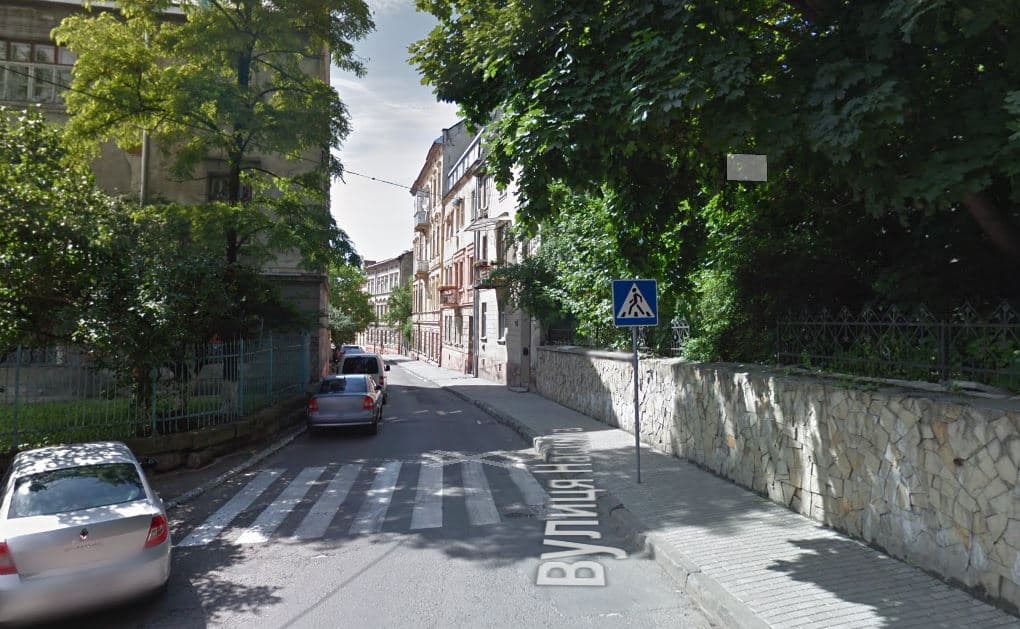 На вулиці в центрі Львова впорядкують рух