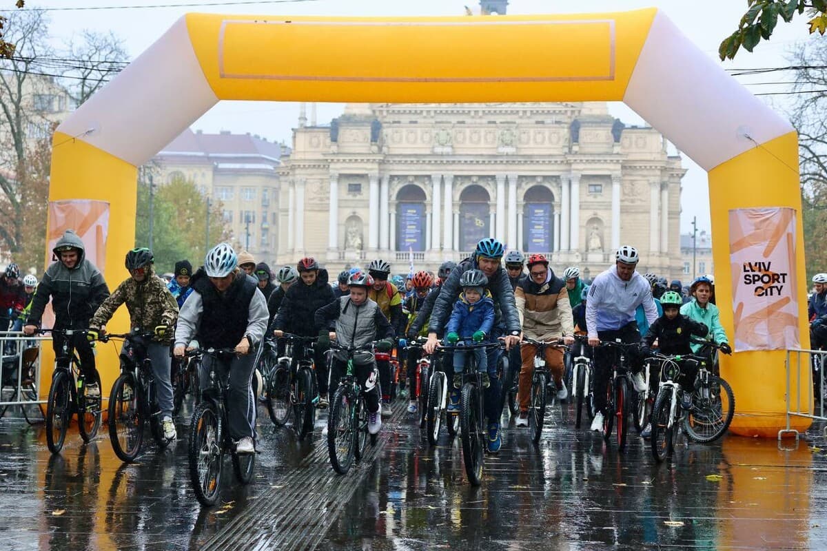 У Львові провели масовий благодійний велозаїзд, щоб зібрати кошти для лікування 3‑річного хлопчика