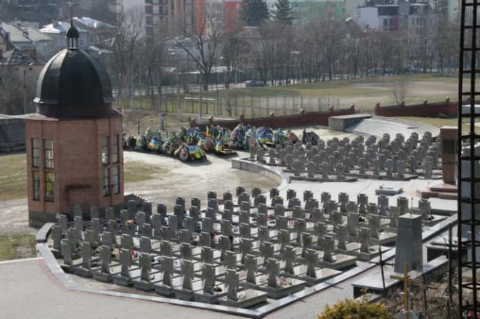 На Личаківському цвинтарі почали ремонт каплиці, в якій похований Євген Петрушевич