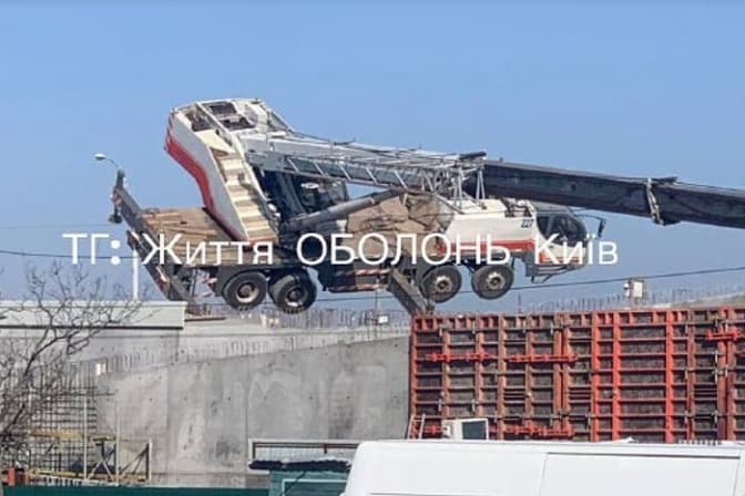 На будівництві мосту на Оболоні впав будівельний кран