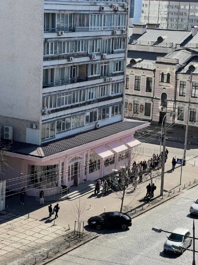 Фасад закладу центрі Києва викликав суперечки: що не так із новою кондитерською