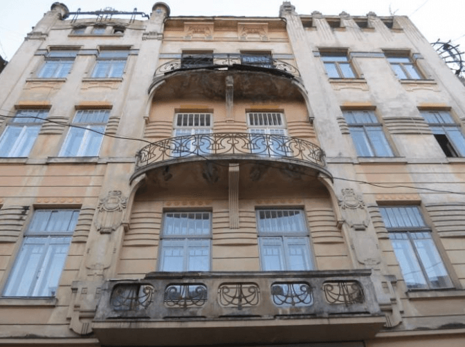 У центрі Львова реставрують сім ажурних 100-річних балконів
