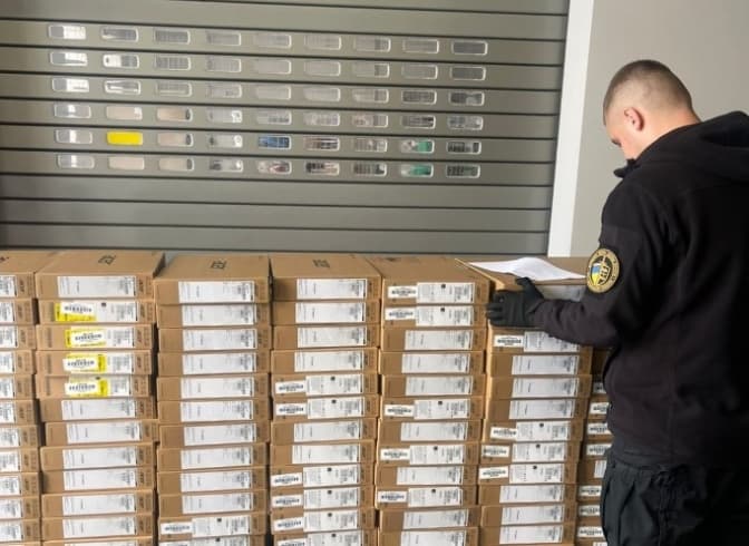 Львівські митники зупинили ввезення ноутбуків на 2 млн грн під виглядом секонд-хенду