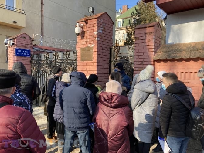 «Вимкнені телефони, є жива черга». Як працює Генконсульство Росії у Львові