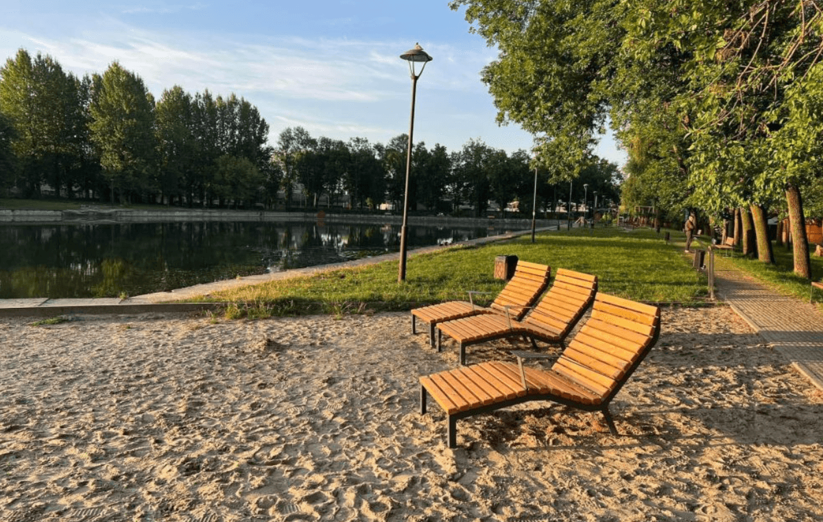 У парках Львова продовжують встановлювати меблі. Що вже з'явилося