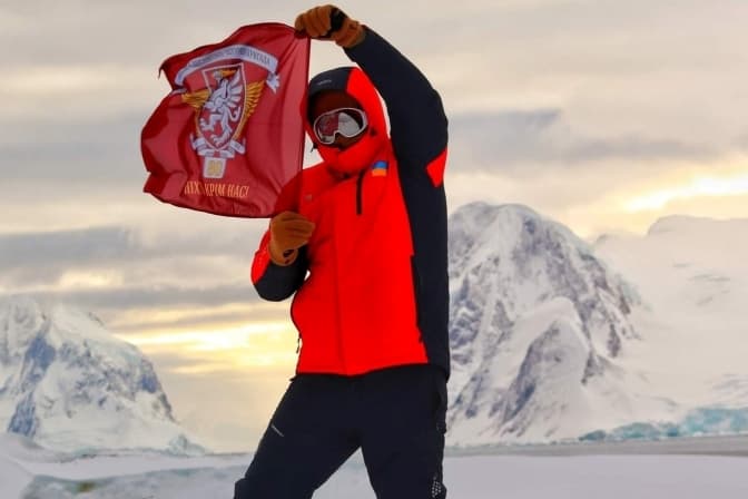 На станції «Академік Вернадський» замайорів прапор бригади львівських десантників