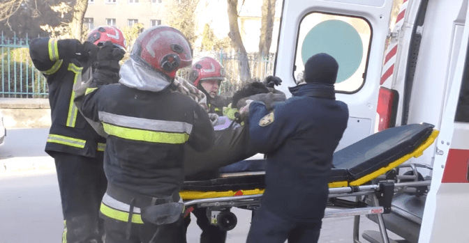 У Львові «швидка» змогла приїхати на виклик про пожежу лише після відбою повітряної тривоги