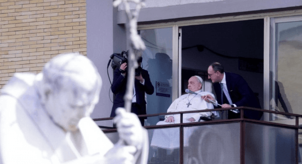 Папа Римський вперше за п'ять тижнів з'явився на публіці