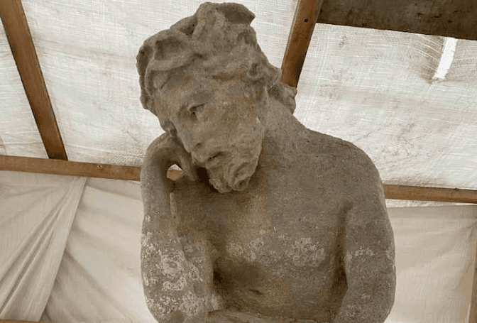 У Львові на вулиці Зеленій відреставрували скульптуру засмученого Христа