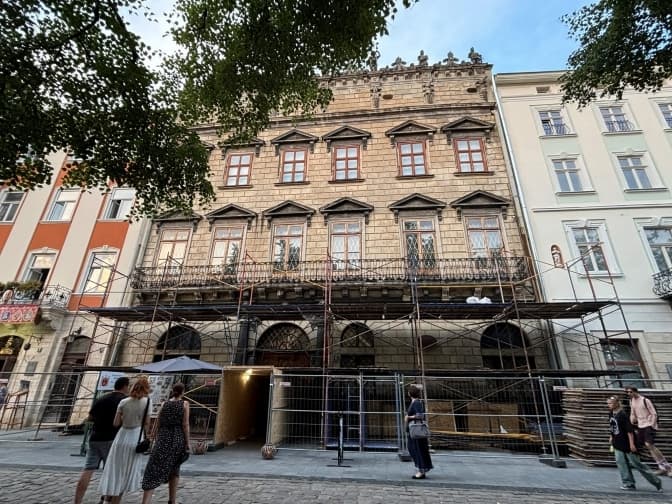 У центрі Львова реставрують фасад кам'яниці Корнякта за понад 29 млн гривень