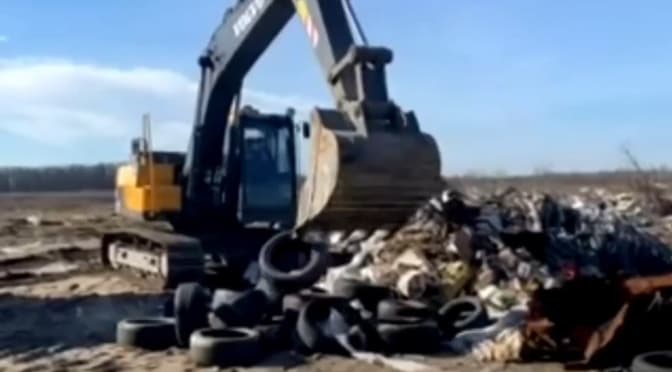 У Бучі прибирають звалище із залишків знищених росіянами будинків