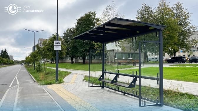 У Львові на Орлика встановили павільйони на зупинках громадського транспорту