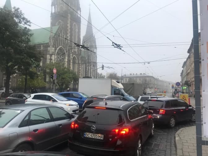 На вулиці Городоцькій у Львові утворився сильний затор. Як об'їхати