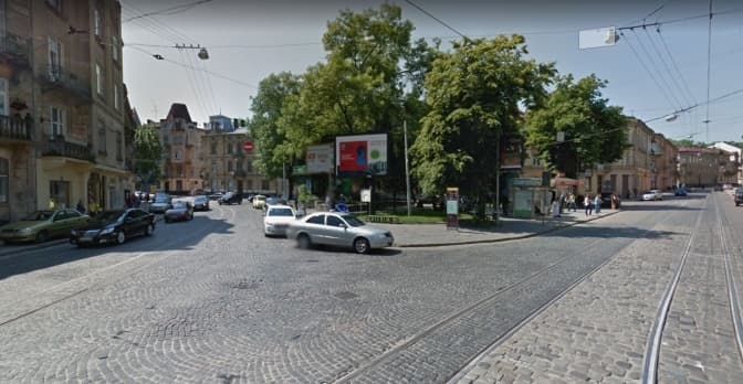 На площі Івана Франка планують змінити рух. «Львівавтодор» має три варіанти