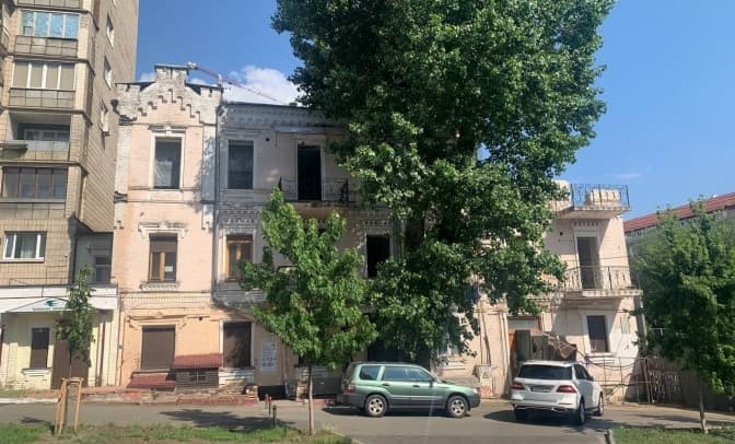 Охоронний статус та кримінальне провадження не зупинили забудовника. «Будинок з комахами» в Києві знову розбирають