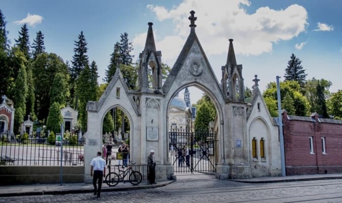 Личаківський цвинтар у Львові тимчасово закриють через обробку від кліщів