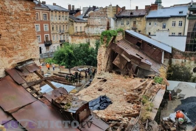 У результаті обвалу стіни будинку у Львові загинув 17-річний юнак