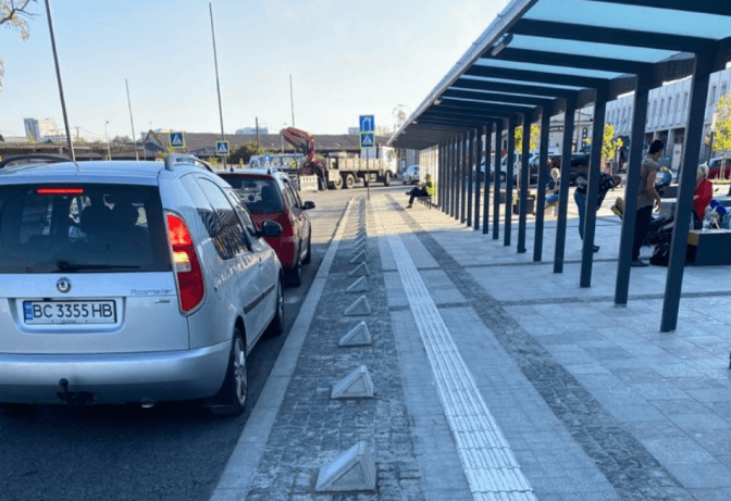 На площі Двірцевій у Львові встановили бетонні антипаркувальні обмежувачі. Фото