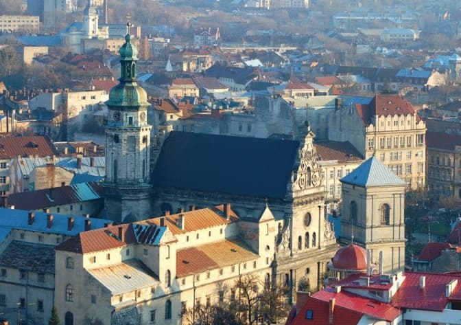 Що робити з приватними авто у Львові та як пройшов рік роботи міськради. Головне