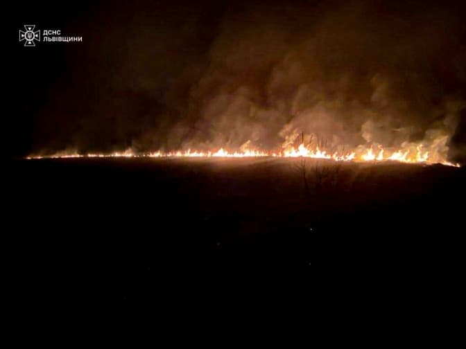 Підпали сухої трави на Львівщині: за добу сталося 18 пожеж, паліям загрожують штрафи