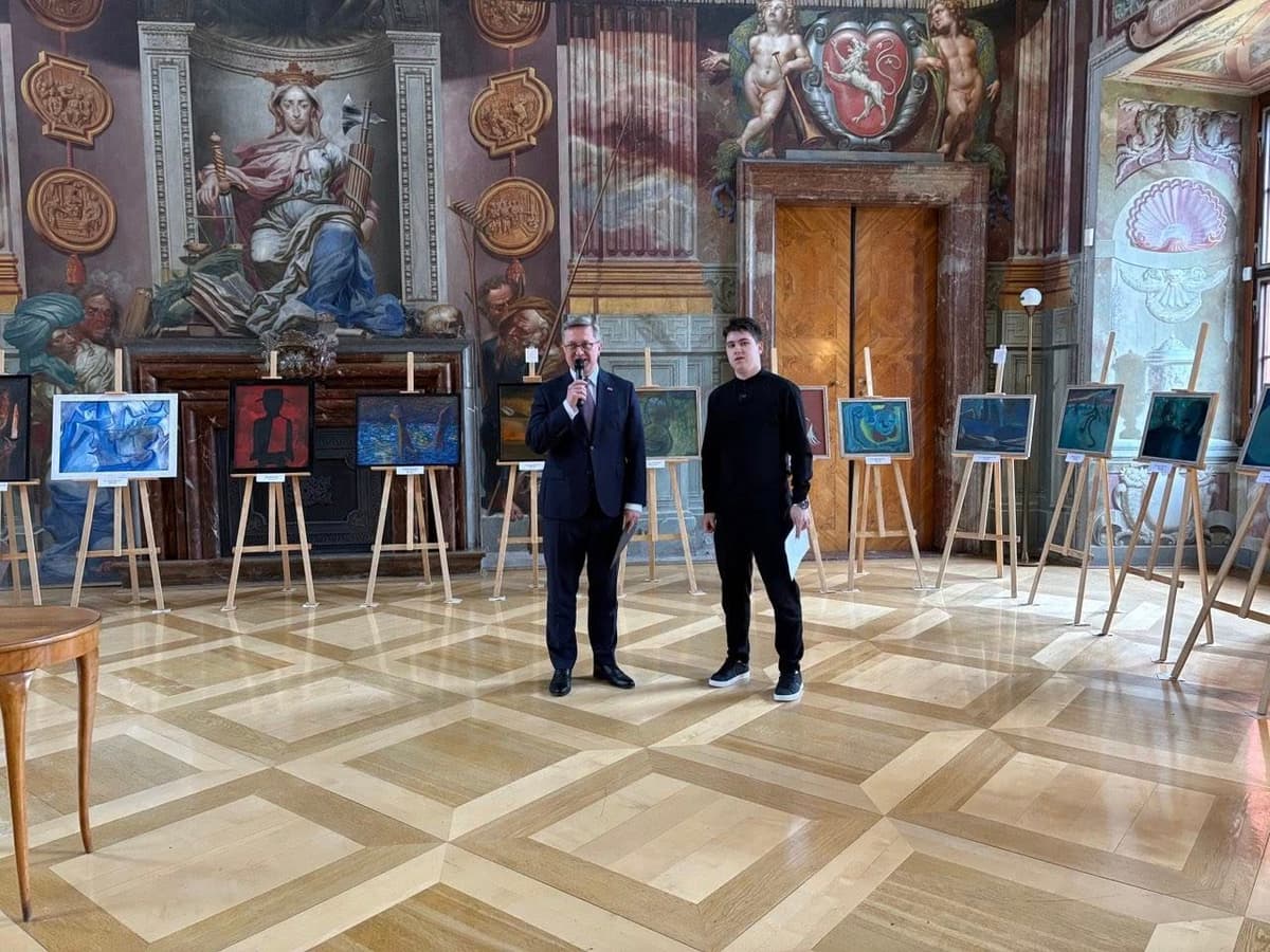 Із аудиторії — у європейські галереї: львівський студент показав у Празі виставку про війну