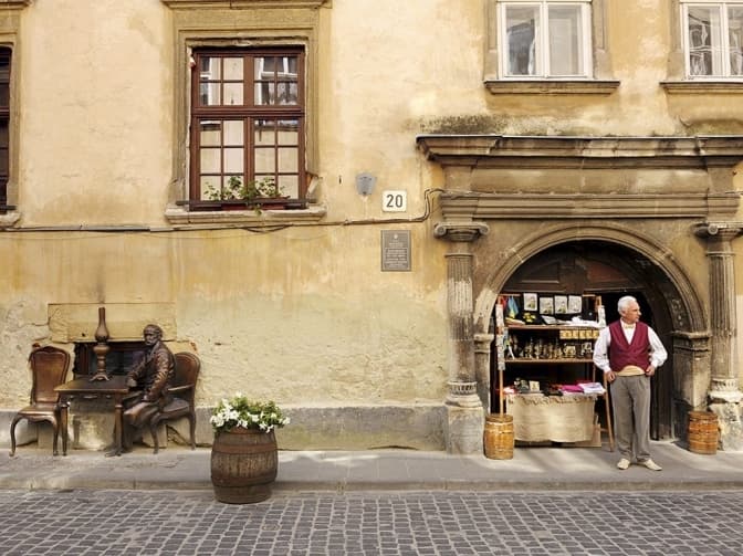 Поради від переможниці радіодиктанту та відкриття нових авіарейсів зі Львова. Головне за добу