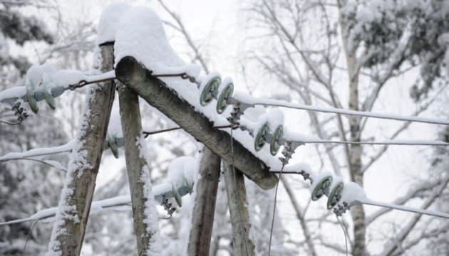 Через налипання мокрого снігу на Львівщині знеструмило сотні сіл і міст