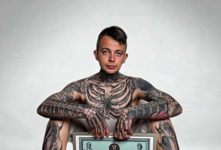 230 кісток на тілі: танатопрактик зі Львівщини встановив світовий рекорд у боді-арті