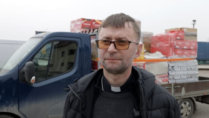 «Ми відправили 100 вантажівок допомоги». Як львівський єпископ допомагає тим, хто потерпів від війни