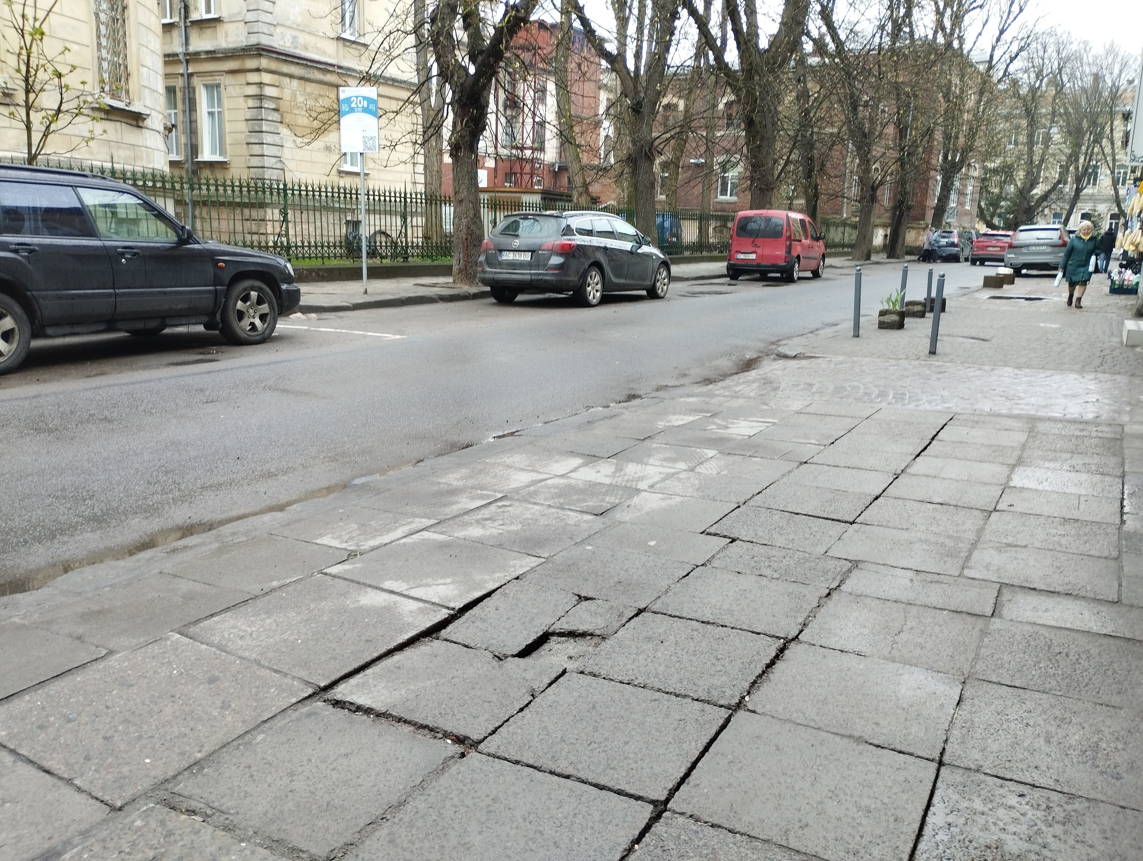 Стан тротуарів на вул. Руфа / Фото: Твоє місто 